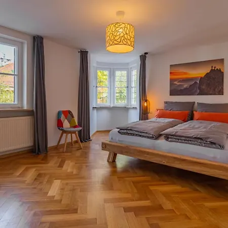 Mucklschlupf Im Garmischer Zentrum *